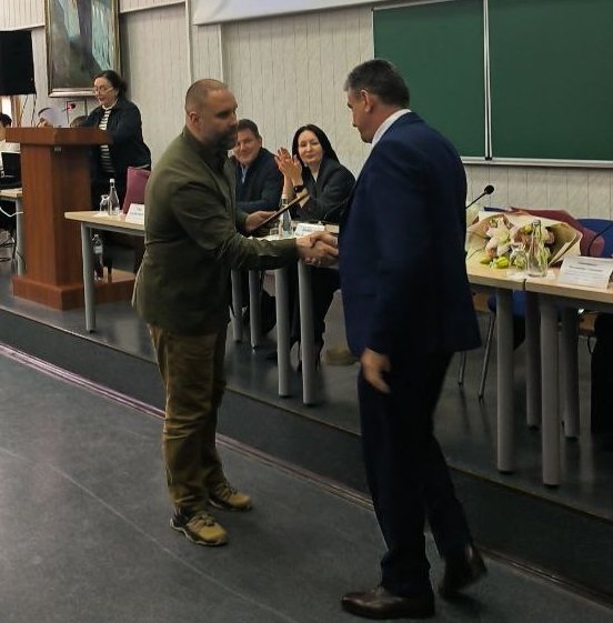 Вітаємо доцента кафедри ЕК С. В. Степаненка з отриманням грамоти від МОНУ